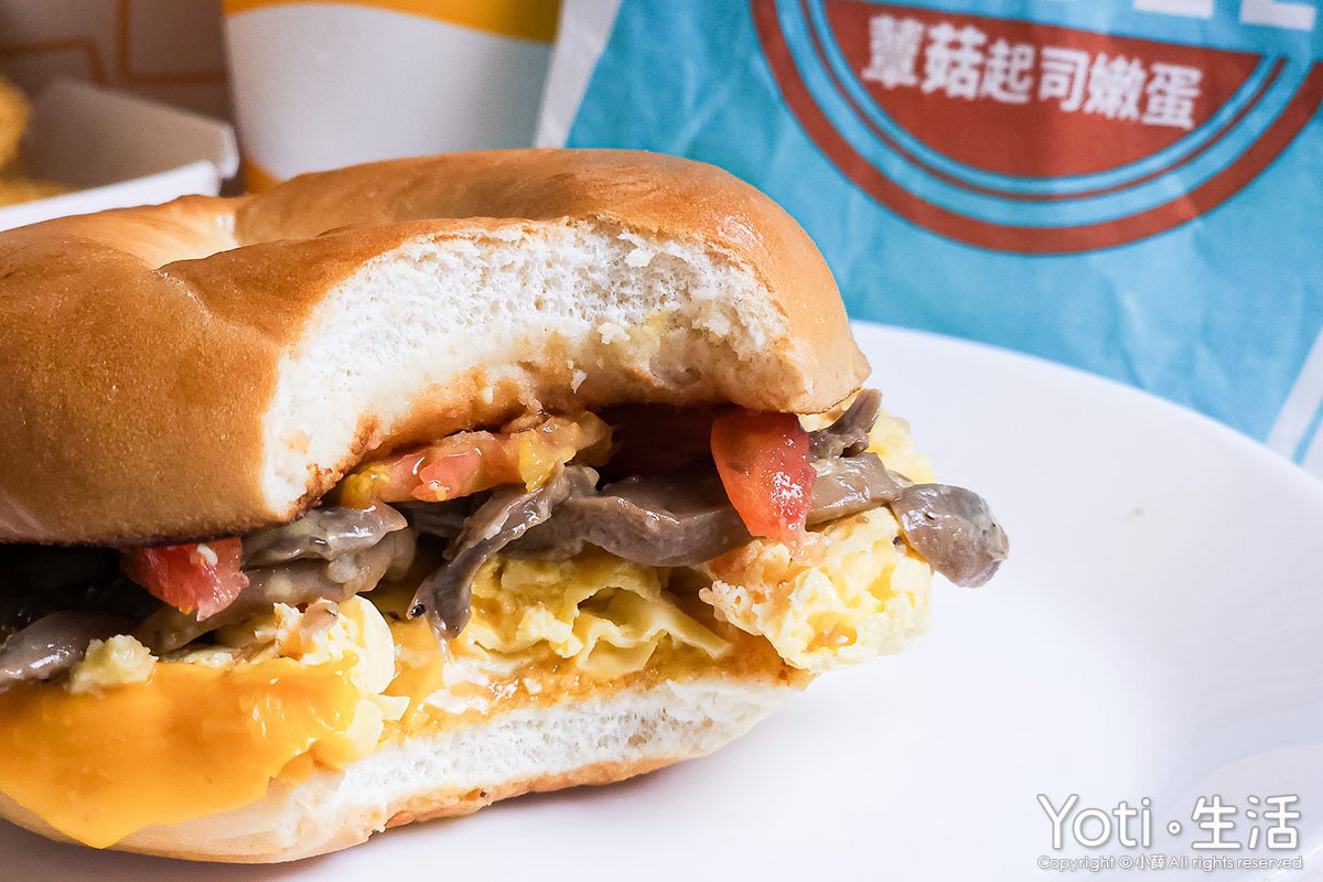 [麥當勞] 蕈菇起司嫩蛋焙果堡 | 早餐期間限定、翻炒蕈菇、Q軟貝果