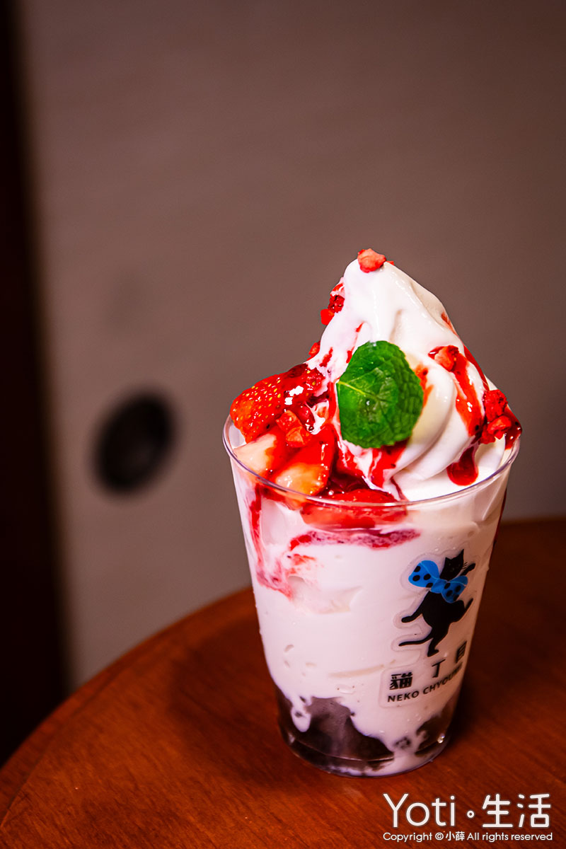 貓丁目散步甜點-草莓牛奶聖代
