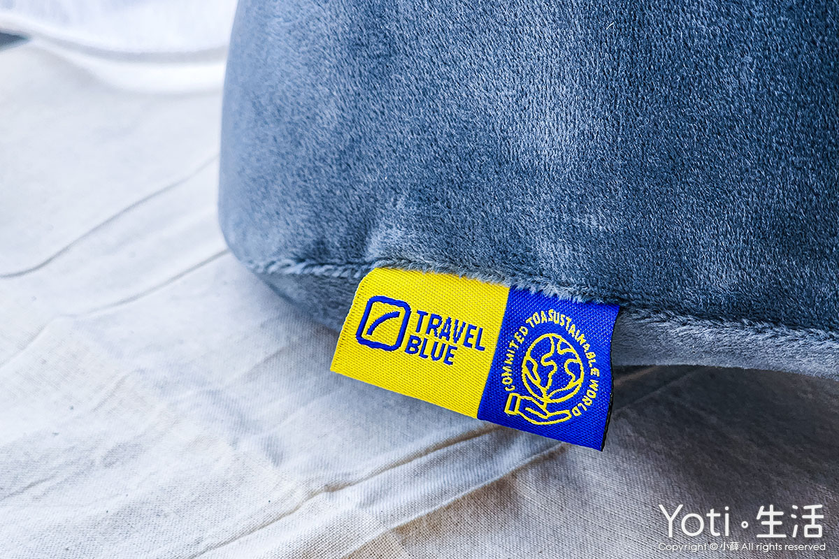 [小薛開箱] Travel Blue 藍旅 | 親膚烤漆斜背包+寧靜頸枕，讓旅途更舒適！