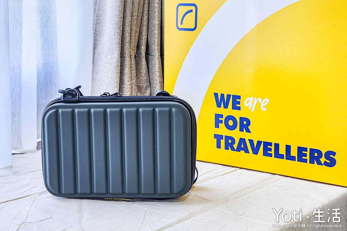 [小薛開箱] Travel Blue 藍旅 | 親膚烤漆斜背包+寧靜頸枕，讓旅途更舒適！