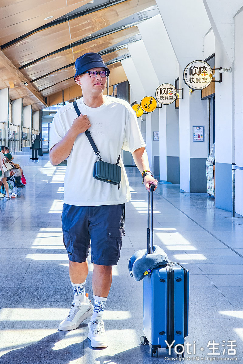 [小薛開箱] Travel Blue 藍旅 | 親膚烤漆斜背包+寧靜頸枕，讓旅途更舒適！