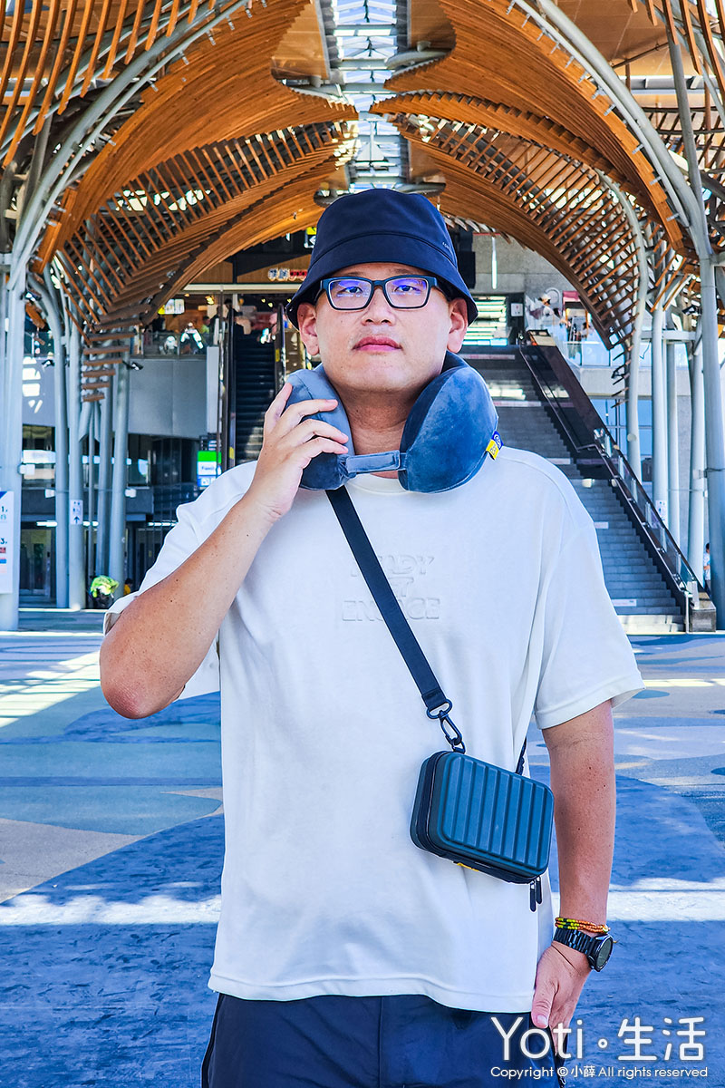 [小薛開箱] Travel Blue 藍旅 | 親膚烤漆斜背包+寧靜頸枕，讓旅途更舒適！