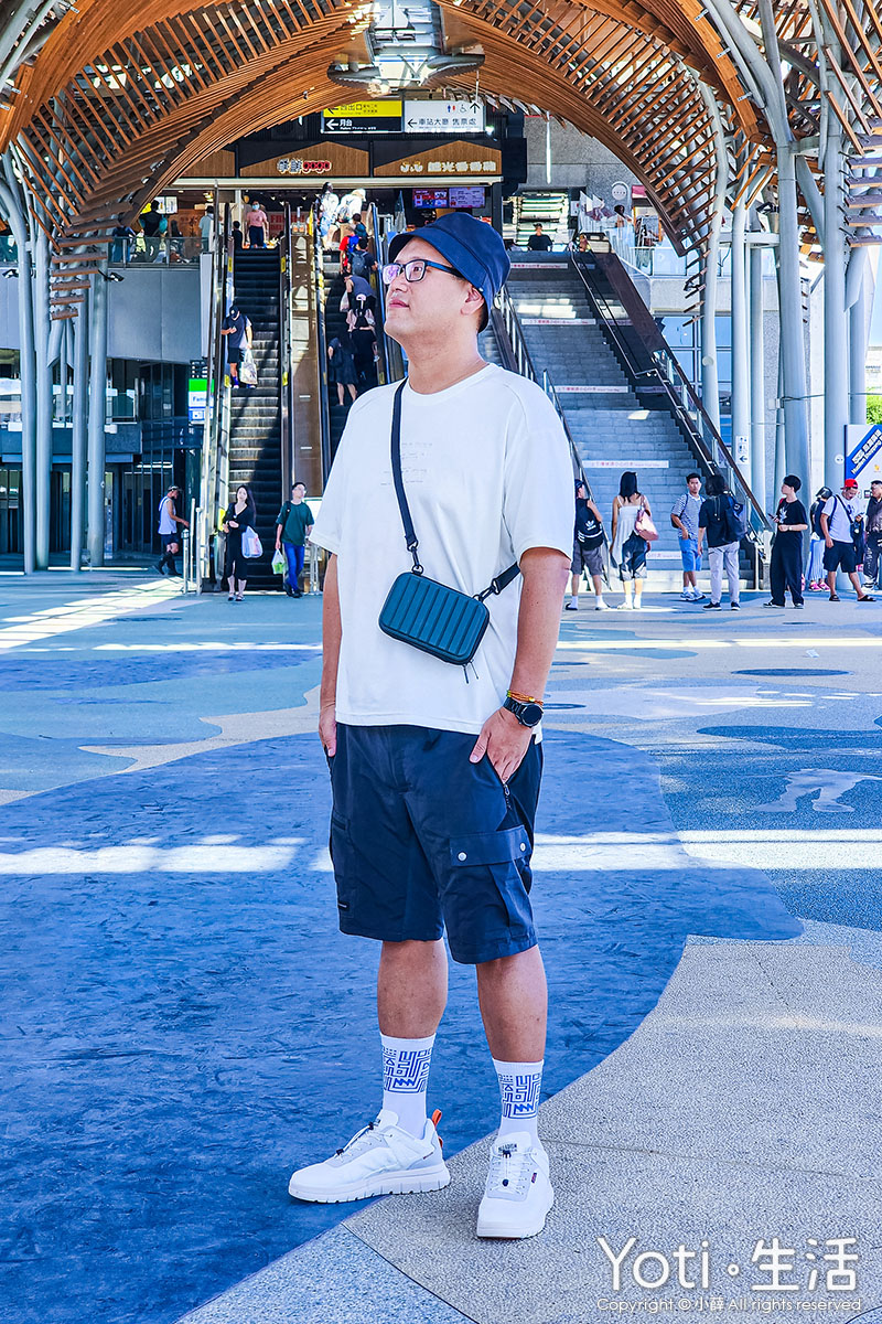 [小薛開箱] Travel Blue 藍旅 | 親膚烤漆斜背包+寧靜頸枕，讓旅途更舒適！