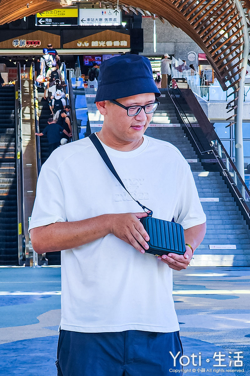 [小薛開箱] Travel Blue 藍旅 | 親膚烤漆斜背包+寧靜頸枕，讓旅途更舒適！
